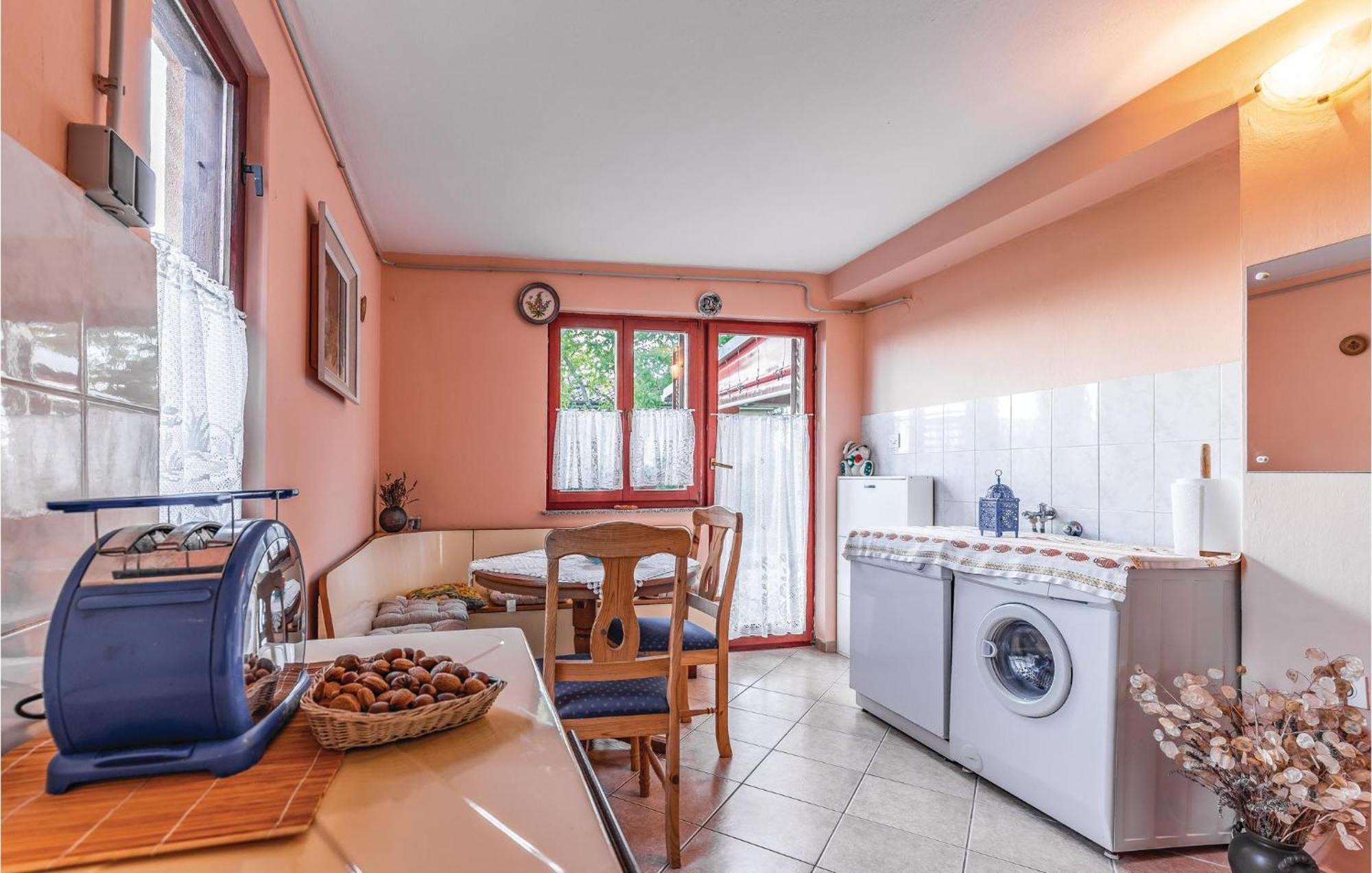 1 Bedroom Pet Friendly Home In Šišan Bagian luar foto