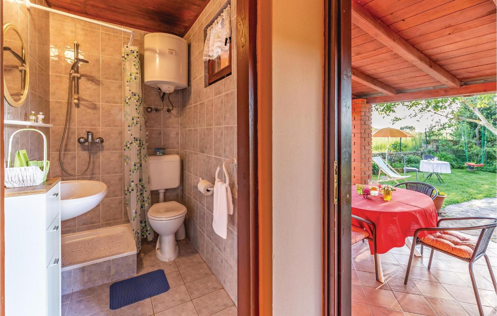 1 Bedroom Pet Friendly Home In Šišan Bagian luar foto