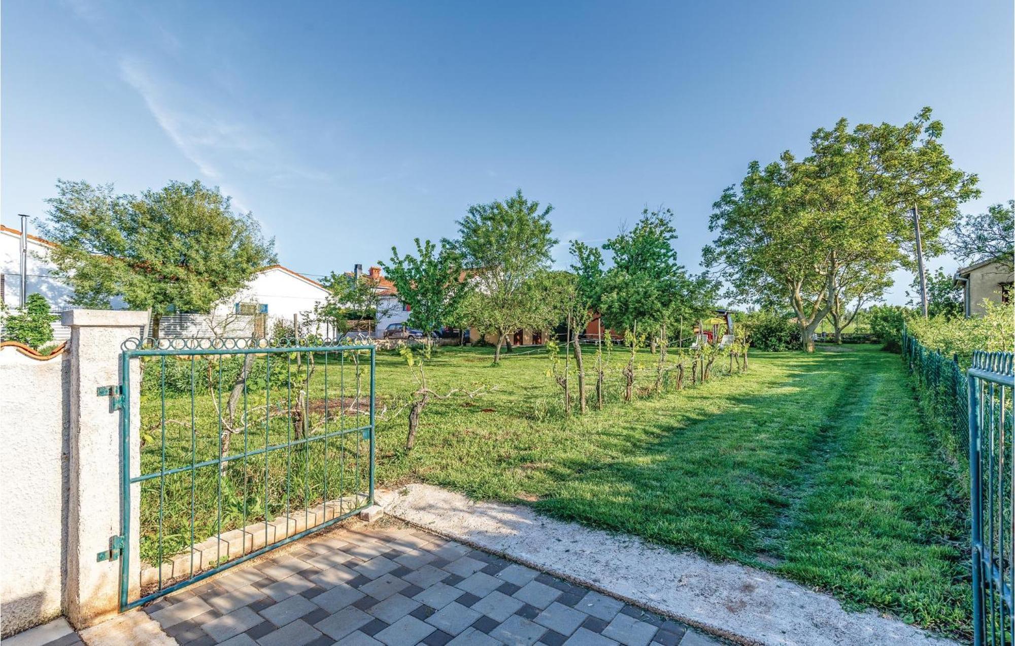 1 Bedroom Pet Friendly Home In Šišan Bagian luar foto